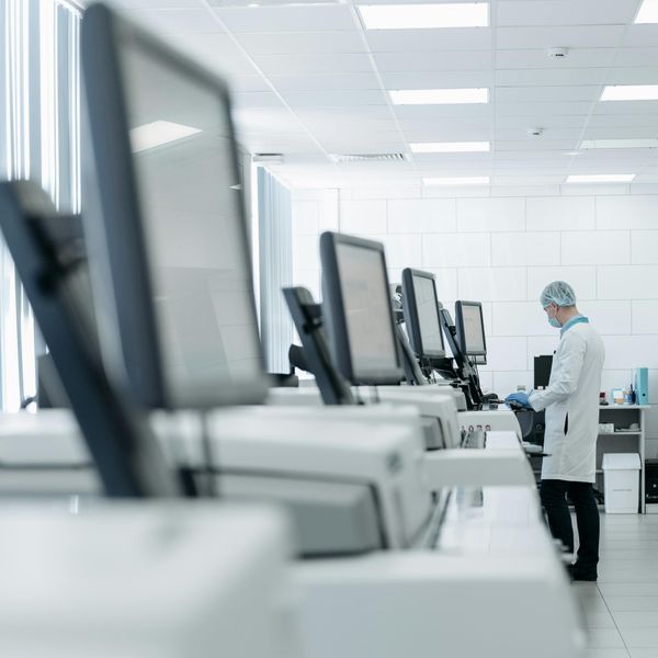 Chuyên gia y tế làm việc trong môi trường ứng dụng công nghệ